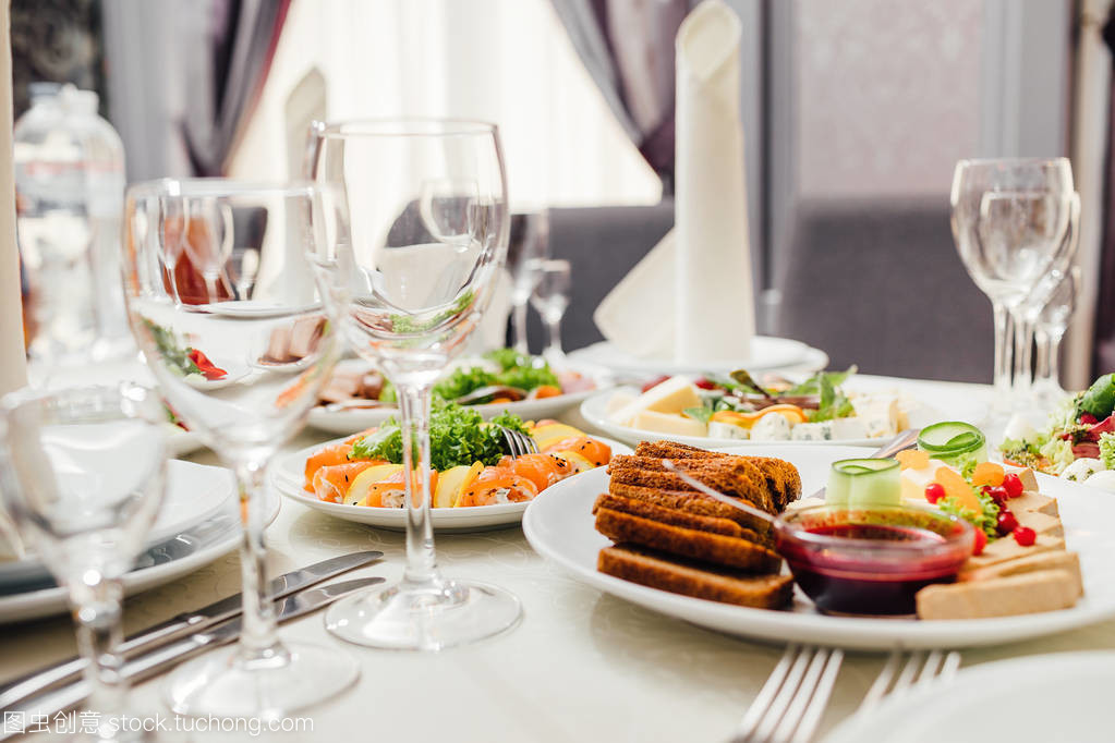 精致餐飲 宴會前餐飲服務中餐具與玻璃高腳杯的協(xié)同設置藝術